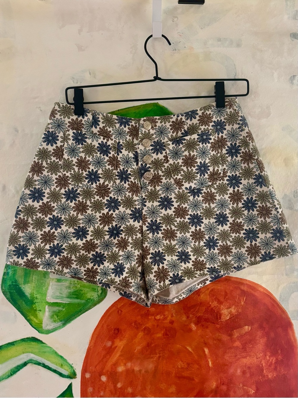 A. Byer 1980s White Floral Daisy Print Shorts with Blue & Brown Flowers